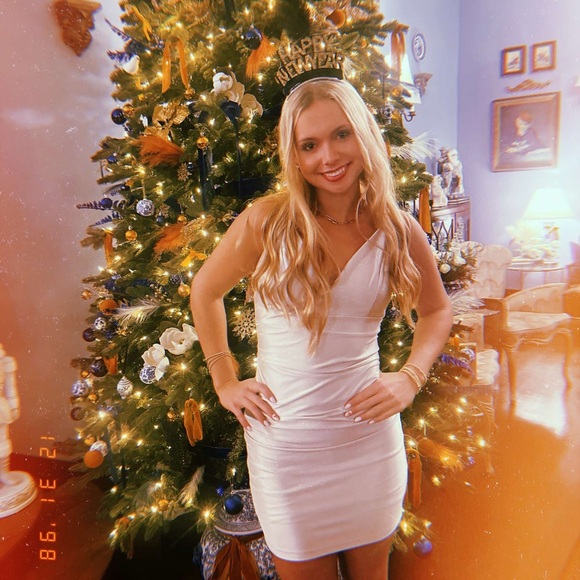 Elegant White Sleeveless Dress - Picture 1 of 2